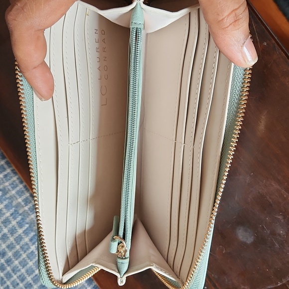 LAUREN CONRAD LT. BLUE ZIP AROUND WRISTLET NEW WITHOUT TAG - Picture 3 of 8